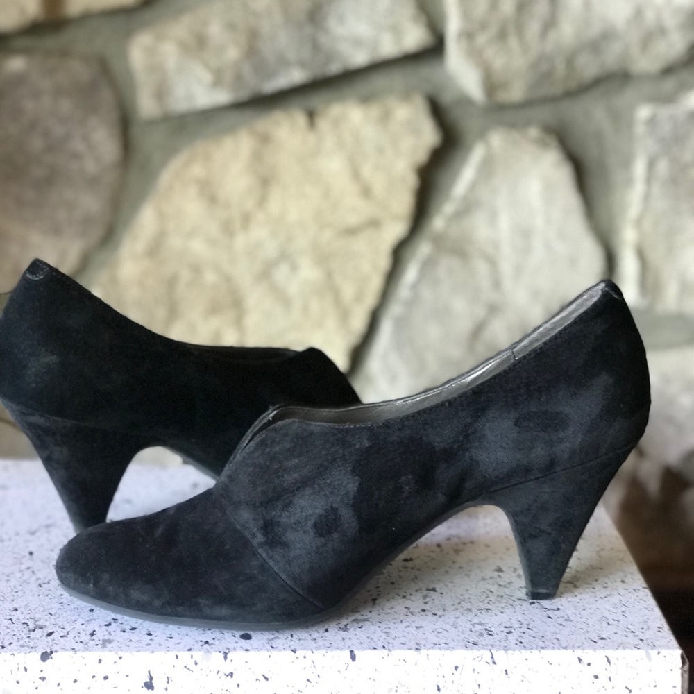 Me Too black pumps